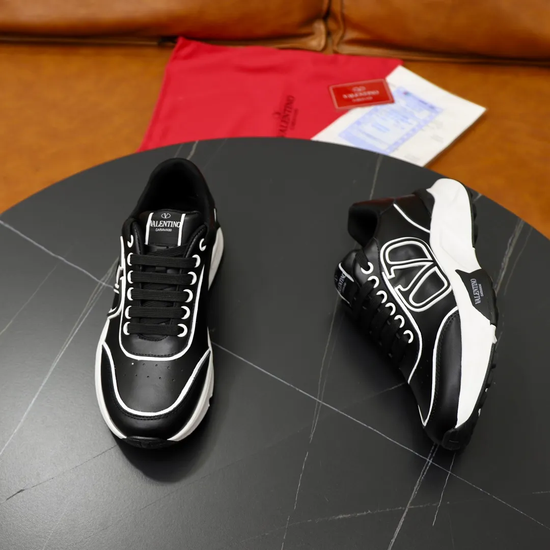 Ex-factory price: 460💰VALENTINO/Valentino 2025s men's latest low-top thick-soled sports shoes are shipped. Made with heavy industry, men's fine casual sports shoes, versatile style. Original leather, rubber lines embellished with geometric segmentation uppers, hand-sewn, novel and fashionable, rubber soles with rivet details on the front and back, VALENTINO GARAVANI LOGO printed on the side, and Valentino Garavani decorative inlay on the tongue. Logo, comfortable, breathable and durable on the feet! Comes with full original packaging! Code number: 38-39-40-41-42-43-44 (45 can be customized)